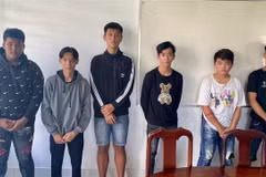 Các đối tượng liên quan tại cơ quan công an. (Ảnh: TTXVN phát)
