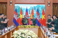 Đại tướng, Bộ trưởng Quốc phòng Phan Văn Giang và Phó Thủ tướng, Bộ trưởng Quốc phòng Vương quốc Campuchia, Đại tướng Tea Banh ký kết kế hoạch hợp tác năm 2023 giữa Bộ Quốc phòng hai nước. (Ảnh: Trọng Đức/TTXVN)