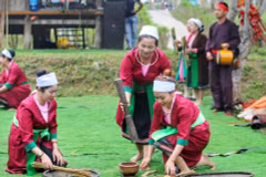 Trong nhịp sống hối hả, nhà nhà vẫn giữ việc giã gạo hằng ngày như một phần tất yếu của cuộc sống, vừa để bữa cơm thêm ngon, vừa lưu lại nét đẹp văn hóa của người Thổ tự bao đời. (Ảnh: Tuấn Đức/TTXVN)