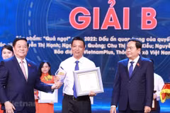 Phóng viên Ngọ Xuân Quảng, đại diện nhóm tác giả Báo Điện tử VietnamPlus lên nhận giải B Giải Diên Hồng lần thứ nhất. (Ảnh: Hoài Nam/Vietnam+)
