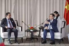 Chủ tịch Quốc hội Vương Đình Huệ tiếp Phó Chủ tịch Liên đoàn các Phòng Thương mại và Công nghiệp Bangladesh, ông Joshoda Jibon Deb Nath. (Ảnh: Doãn Tấn/TTXVN)