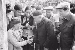 Chủ tịch Tôn Đức Thắng hỏi thăm cụ Nguyễn Thị Hun (HTX Việt Trung, ngoại thành Hà Nội), 77 tuổi, có 1 con và 1 cháu đang tham gia kháng chiến chống Mỹ, ngày 1/1/1970. (Ảnh: TTXVN)