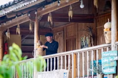 Trưởng thôn Sình Dỉ Gai trang trí homestay của gia đình. (Ảnh: Nam Thái/TTXVN)