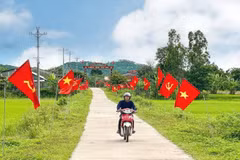 Đường cờ Tổ quốc tại thôn 4, xã Cư Êwi, huyện Cư Kuin, tỉnh Đắk Lắk chào mừng kỷ niệm 78 năm Quốc khánh nước Cộng hòa Xã hội Chủ nghĩa Việt Nam. (Ảnh: TTXVN phát)