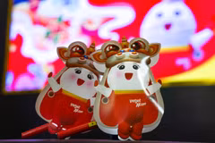 Đón Tết Trung Thu, Vietjet dành tặng các em nhỏ và khách hàng những chiếc lồng đèn Amy độc đáo, dễ thương cùng không khí ấm áp, yêu thương, cùng “phá cỗ, trông trăng." 