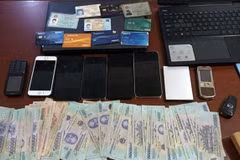 Tang vật một vụ án cá độ bóng đá. (Ảnh: TTXVN phát)