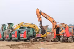 Máy móc, thiết bị tham gia lễ khởi công. (Ảnh: Minh Thu/TTXVN)