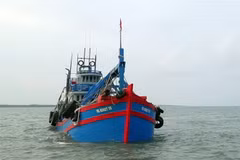 Tàu cá TG 93627 TS vận chuyển trái phép dầu DO trên biển vừa bị lực lượng chức năng bắt giữ. (Ảnh: TTXVN phát)
