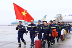 Đội tìm kiếm cứu nạn và cứu hộ Bộ Công an hoàn thành nhiệm vụ tại Thổ Nhĩ Kỳ, về đến Sân bay Quốc tế Nội Bài. (Ảnh: Phạm Kiên/TTXVN)