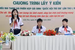 Đoàn Chủ tọa 'đại biểu Quốc hội thiếu nhi' tham gia điều hành phiên họp. (Ảnh: Trung Kiên/TTXVN)