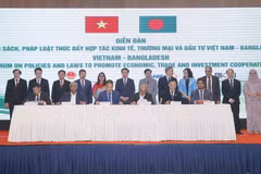 Chủ tịch Quốc hội Vương Đình Huệ và đại biểu chứng kiến Lễ ký thỏa thuận hợp tác trong một số lĩnh vực. (Ảnh: Doãn Tấn/TTXVN)