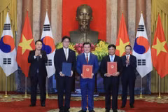 Chủ tịch nước Võ Văn Thưởng và Tổng thống Hàn Quốc Yoon Suk Yeol chứng kiến trao Tuyên bố chung về thiết lập hệ thống trao đổi xuất xứ hàng hóa điện tử giữa Bộ Công Thương, Tổng cục Hải quan và Cơ quan Hải quan Hàn Quốc. (Ảnh: Thống Nhất/TTXVN)