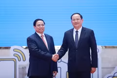 Thủ tướng Phạm Minh Chính và Thủ tướng Lào Sonexay Siphandone. (Ảnh: Dương Giang/TTXVN)