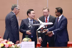 Đại diện Đoàn doanh nghiệp Hội đồng Kinh doanh EU-ASEAN trao tặng Chủ tịch Quốc hội Vương Đình Huệ mô hình máy bay Airbus. (Ảnh: Doãn Tấn/TTXVN)