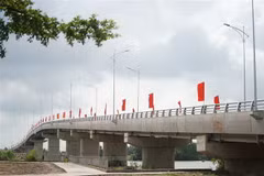 Cầu Cần Giuộc có tổng mức đầu tư 150 tỷ đồng, góp phần kết nối tỉnh Long An với Thành phố Hồ Chí Minh. (Ảnh: Bùi Giang/TTXVN)