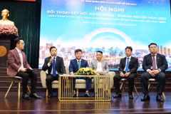Đại diện các ngân hàng chia sẻ chính sách cho vay và lãi suất. (Ảnh: Xuân Anh/TTXVN)