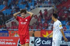 Hoàng Đức (áo đỏ) và các đồng đội nhận trận thua đầu tiên tại V-League 2024-2025. (Ảnh: Việt Anh/Vietnam+)