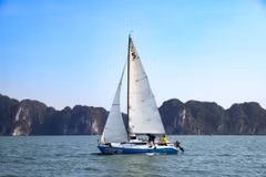 Đua thuyền buồm là loại hình thể thao mới mẻ đang nhận được sự quan tâm lớn từ cộng đồng trong nước và quốc tế. (Ảnh: Hoài Nam/Vietnam+)