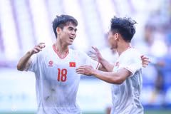 Tiền vệ Khuất Văn Khang (số 18) là một trong những 'điểm sáng' trong đội hình U23 Việt Nam tại Vòng chung kết U23 châu Á 2024. (Ảnh: VFF)