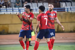Ngoại binh Leo Artur (ngoài cùng bên trái) tỏa sáng với một cú hattrick giúp Công an Hà Nội có chiến thắng thứ hai liên tiếp ở Shopee Cup. (Ảnh: Việt Anh/Vietnam+)