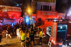 Tối 14/5, một ngọn lửa lớn bất ngờ bùng phát tại một cơ sở kinh doanh ở địa chỉ ngõ 509 đường Vũ Tông Phan, quận Thanh Xuân, Hà Nội. (Ảnh: Hoài Nam/Vietnam+)