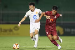 Câu lạc bộ Thép Xanh Nam Định (áo trắng) có cơ hội đòi lại 'món nợ' để thua 1-2 ở lượt đi trước MerryLand Quy Nhơn Bình Định. (Ảnh: VPF)