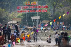 Người dân hòa trong không khí vui tươi của Tết Té nước. (Ảnh: Hoài Nam/Vietnam+)