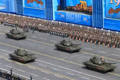 [Video] Cận cảnh xe tăng T-14 Armata và T-90 qua Quảng trường Đỏ