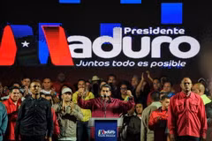 Tổng thống Venezuela Nicolas Maduro (giữa, phía trước) phát biểu trước những người ủng hộ sau khi Ủy ban bầu cử quốc gia công bố kết quả bầu cử. (Nguồn: AFP/TTXVN)