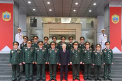 Tổng Bí thư Nguyễn Phú Trọng, Bí thư Quân ủy Trung ương chụp ảnh chung với các vị lãnh đạo Tổng cục II. (Ảnh: Trí Dũng/TTXVN)
