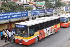 Xe buýt vẫn là phương tiện giải tỏa khách trong kỳ thi đại học. (Ảnh: Anh Tuấn/TTXVN)