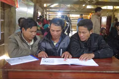 Người dân xã Măng Cành, huyện Kon Plông hiểu rõ tình hình động đất và biện pháp phòng tránh thiệt hại thông qua tài liệu tuyên truyền. (Ảnh: Dư Toán/TTXVN)
