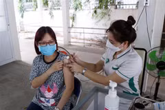 Tiêm vaccine phòng COVID-19 mũi 4 cho người dân tại Bệnh viện Đa khoa Sài Gòn-Phan Rang. (Ảnh: Công Thử/TTXVN)