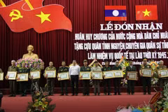 Trao Huân, Huy chương của Lào tặng quân tình nguyện Việt Nam