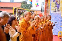 Đại đức Thích Trúc Thái Minh (người cầm micro) trong buổi lễ khai hội Xuân chùa Ba Vàng 2019. (Ảnh: TTXVN)