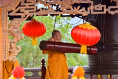 Đánh chuông khai Hội Xuân chùa Ba Vàng (Quảng Ninh). (Ảnh: TTXVN)