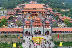 Chùa Ba Vàng tọa lạc trên lưng chừng núi Thành Đẳng, thuộc phường Quang Trung (thành phố Uông Bí, Quảng Ninh). (Ảnh: TTXVN)