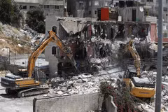 Nhà chức trách Israel phá hủy toà nhà 3 tầng ở khu dân cư Silwan tại Đông Jerusalem, ngày 10/5. (Ảnh: AFP/TTXVN)