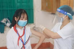 Tiêm vaccine phòng COVID-19 cho trẻ 11 đến dưới 12 tuổi tại Trường Trung học cơ sở Yên Định, huyện Hải Hậu, tỉnh Nam Định. (Ảnh: Văn Đạt/TTXVN)