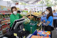 Đông đảo công nhân, người lao động mua sắm tại Ngày hội công nhân - Phiên chợ nghĩa tình năm 2022. (Ảnh: Thanh Vũ/TTXVN)