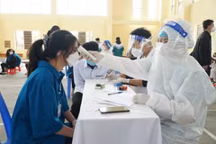 [Photo] Nghệ An tiêm vaccine phòng COVID-19 cho trẻ từ 12-17 tuổi