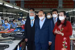 Chủ tịch nước Nguyễn Xuân Phúc thăm Công ty TNHH sản xuất dịch vụ thương mại sản phẩm da LADODA, do ông Đinh Quang Bào, 83 tuổi là đại diện pháp luật. (Ảnh: Thống Nhất/TTXVN)