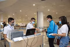 Tạo điều kiện để người Việt Nam, người nước ngoài xuất nhập cảnh