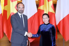 Chủ tịch Quốc hội Nguyễn Thị Kim Ngân đón Thủ tướng Cộng hòa Pháp Édouard Philippe. (Ảnh: Trọng Đức/TTXVN)