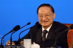 Nhà văn Kim Dung phát biểu tại trường đại học Bắc Kinh ngày 18/6/2007. (Ảnh: THX/TTXVN)