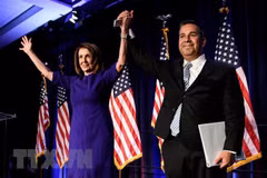 Lãnh đạo Hạ viện Mỹ Nancy Pelosi (trái) và Chủ tịch Ủy ban tranh cử Quốc hội giữa nhiệm kỳ của Đảng Dân chủ Ben Ray Lujan vui mừng sau khi kết quả bầu cử sơ bộ được công bố tại Washington, DC., ngày 7/11/2018. (Ảnh: AFP/ TTXVN)