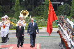 Tổng Bí thư, Chủ tịch nước Nguyễn Phú Trọng và Chủ tịch Cuba Miguel Mario Díaz-Canel Bermúdez duyệt Đội danh dự Quân đội nhân dân Việt Nam. (Ảnh: Lâm Khánh/TTXVN)