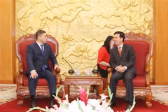 Trưởng Ban Tuyên giáo Trung ương tiếp ông K.B Zhumasey, Bí thư Trung ương Đảng Nur Otan, Cộng hòa Kazakhstan nhân chuyến thăm và làm việc tại Việt Nam. (Ảnh: Phương Hoa/TTXVN)