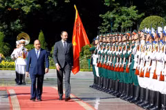 Thủ tướng Nguyễn Xuân Phúc và Thủ tướng Pháp Édouard Philippe duyệt Đội danh dự Quân đội nhân dân Việt Nam. (Ảnh: Thống Nhất/TTXVN)