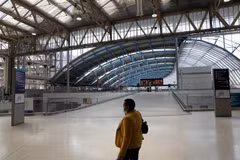 Cảnh vắng vẻ tại nhà ga Waterloo ở London, Anh ngày 16/4/2020 trong bối cảnh dịch COVID-19 lan rộng. (Ảnh: THX/TTXVN)